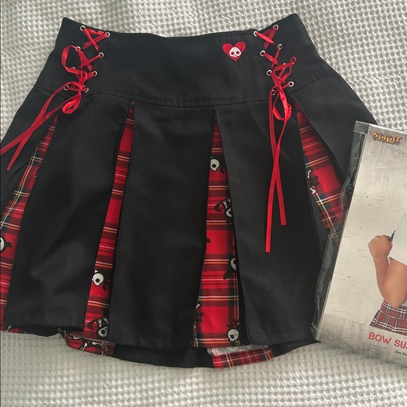 Skelanimals multi pleated black/ red skirt size L
😍Free bow suspenders - Picture 6 of 6